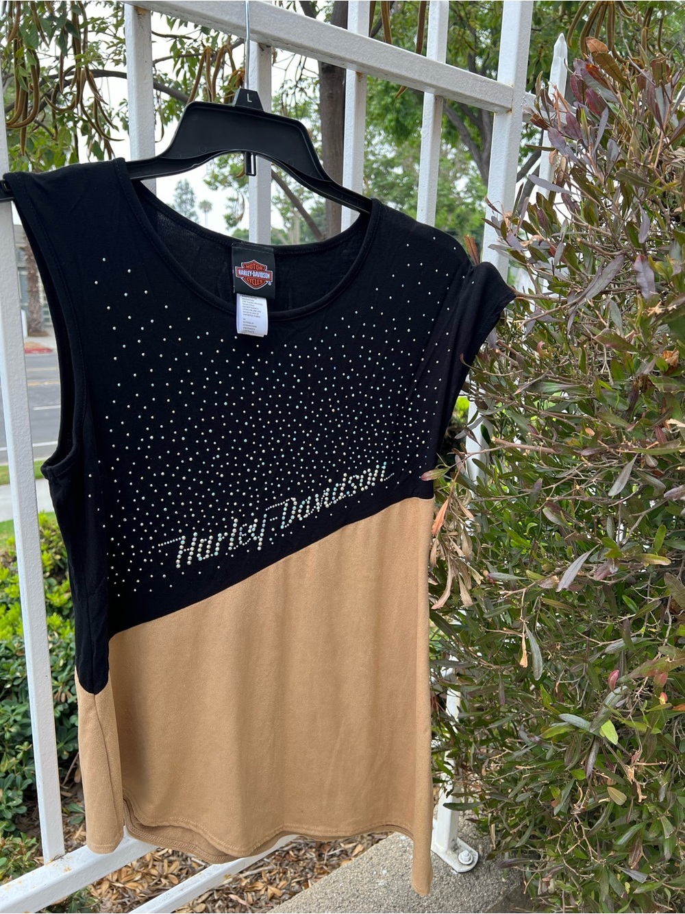 Harley-Davidson Black Top with Iridescent Rhinestones
Smoke Free home